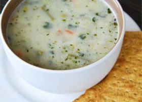 طريقة عمل شوربة الكراث بالبطاطس والكريمة