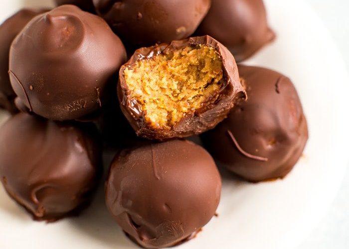 طريقة عمل كرات زبدة الفول السوداني بالشوكولاتة