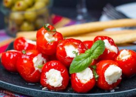 طريقة عمل الفلفل الأحمر المحشي بالجبن