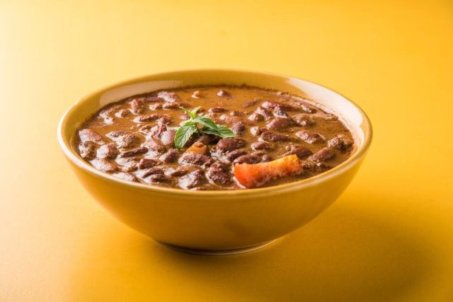 طريقة عمل فول بالسجق