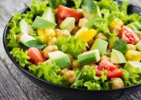 طريقة عمل سلطة الحمص المقلي بالطماطم والأفوكادو