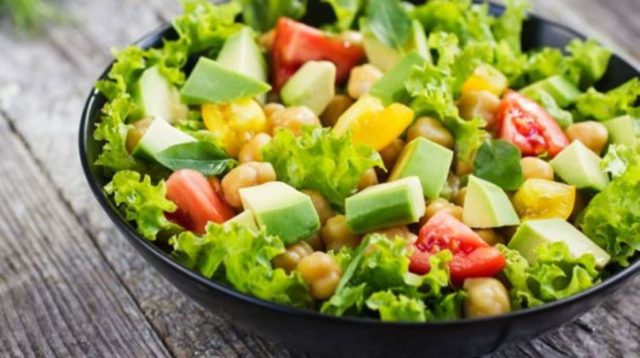 طريقة سلطة الحمص المقلي بالطماطم والأفوكادو