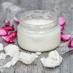 فوائد النشا وماء الورد للبشرة الجافة