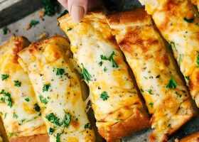 طريقة عمل الخبز الفرنسي بالجبن والثوم