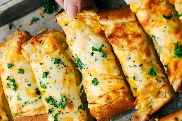 طريقة عمل الخبز الفرنسي بالجبن والثوم