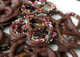 طريقة عمل بسكويت البريتزل بزبدة الفول السوداني