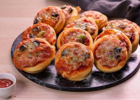 طريقة عمل اقراص البيتزا الصغيرة