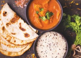 طريقة عمل كاري دجاج هندي مع خبز النان