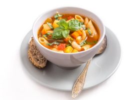 طريقة عمل شوربة المكرونة بالجزر والكرفس