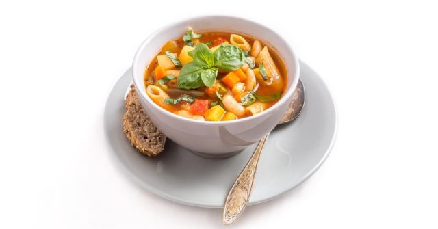 طريقة عمل شوربة المكرونة بالجزر والكرفس