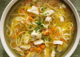 طريقة عمل شوربة دجاج بالشعيرية