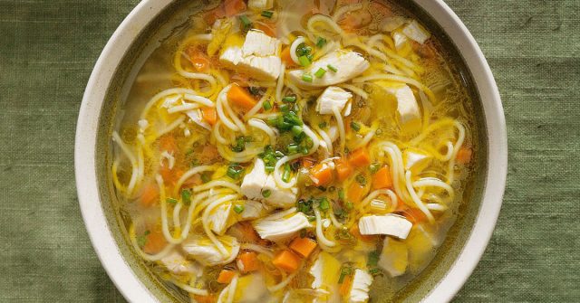 طريقة عمل شوربة دجاج بالشعيرية