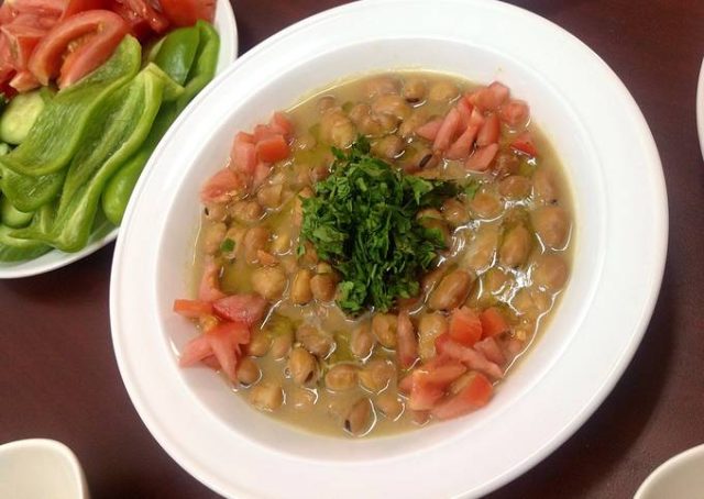 طريقة عمل الفول بالثوم