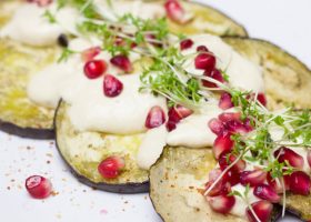 طريقة عمل سلطة الباذنجان المقلي بالطحينة والرمان