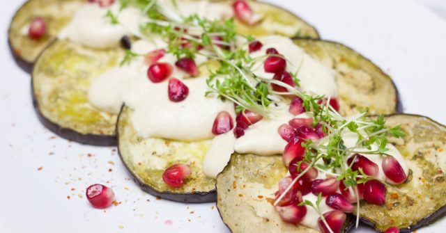 طريقة عمل سلطة الباذنجان المقلي بالطحينة والرومان