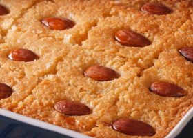 طريقة عمل بسبوسة بالتمر والقرفة