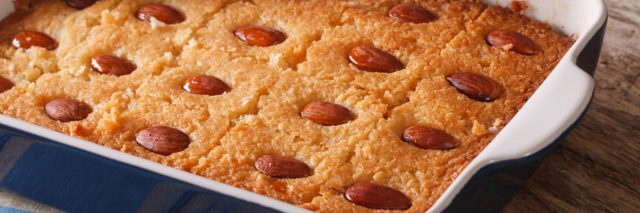 طريقة عمل بسبوسة بالتمر والقرفة