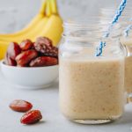 طريقة عمل كوكتيل الموز بالتمر والمكسرات