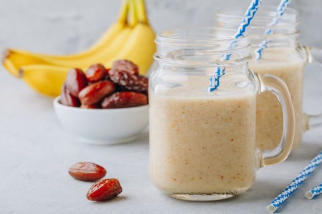 طريقة عمل كوكتيل الموز بالتمر والمكسرات