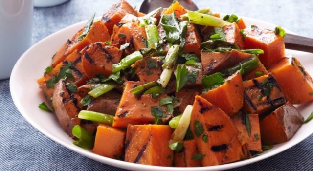 طريقة عمل سلطة بطاطا حلوة بالشمندر |