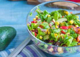 طريقة عمل سلطة الأفوكادو بالذرة والخس