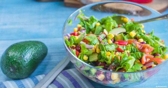 طريقة عمل سلطة الأفوكادو بالذرة والخس