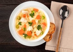 طريقة عمل شوربة الدجاج بالأورزو