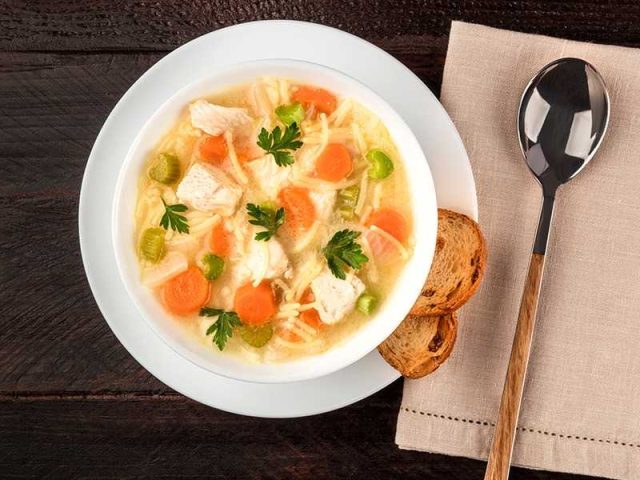طريقة عمل شوربة الدجاج بالأورزو