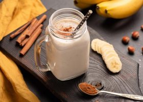 طريقة عمل سموثي الموز بالزبادي والشيا