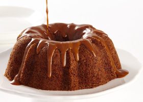 طريقة عمل كيك الشوكولاتة بصوص الكراميل الخفيف