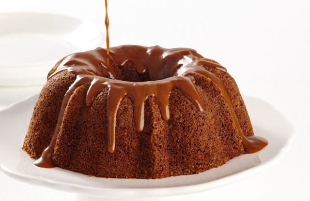 طريقة عمل كيك الشوكولاتة بصوص الكراميل الخفيف