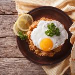 طريقة عمل فول بالبيض المقلي للسحور