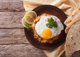 طريقة عمل فول بالبيض المقلي للسحور