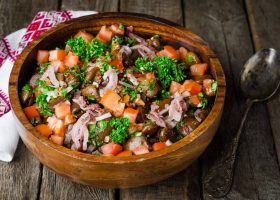 طريقة عمل سلطة الفول بالطماطم و الفلفل للسحور