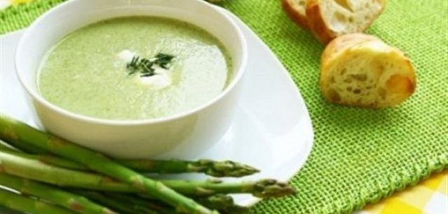 طريقة عمل شوربة هليون بالكريمة والبصل