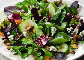 طريقة سلطة الجرجير والتفاح بالجبن الأزرق