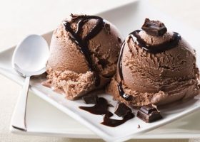 طريقة عمل آيس كريم فانيلا بالشوكولاتة