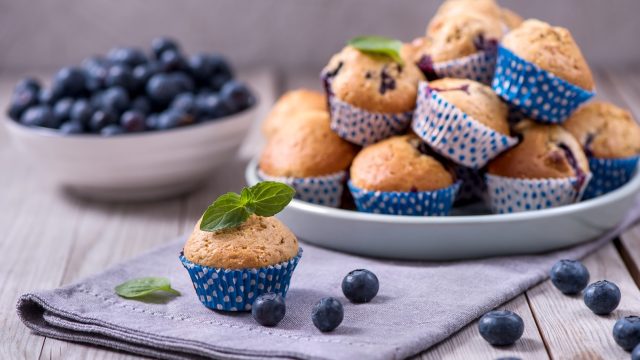 طريقة عمل المافن بالليمون و التوت