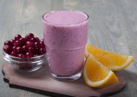 طريقة عمل سموثي البرتقال والتوت البري