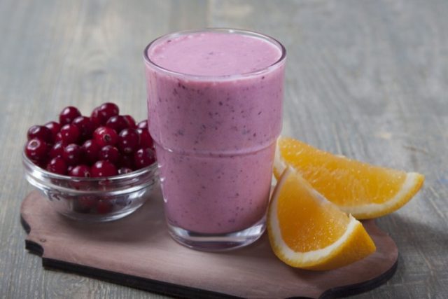 طريقة عمل سموثي البرتقال والتوت البري