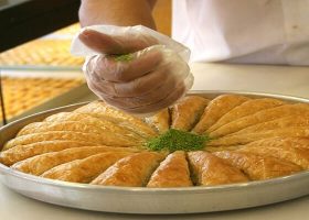 طريقة عمل البقلاوة بعجينة الجلاش