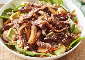 طريقة سلطة اللحم التايلاندية بصوص الزنجبيل