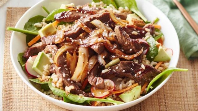 طريقة سلطة اللحم التايلاندية بصوص الزنجبيل