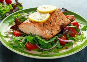 طريقة عمل السلمون المشوي بالخضار