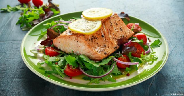 طريقة عمل السلمون المشوي بالخضار