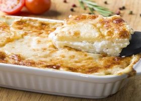 طريقة عمل صينية بطاطس بالدجاج والبيض