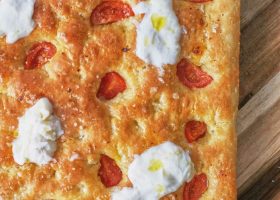 طريقة عمل خبز الفوكاشيا بالطماطم الكرزية