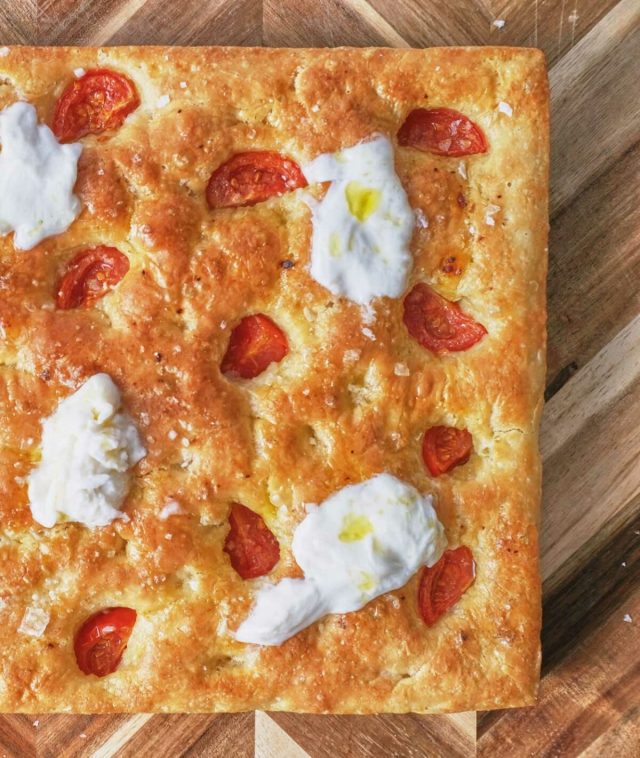 طريقة عمل خبز الفوكاشيا بالطماطم الكرزية