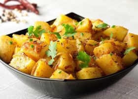 طريقة عمل سلطة البطاطس الحارة