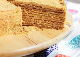 طريقة عمل كيكة العسل بالكراميل